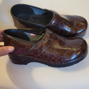 Nwot Sanita professional clogs animal croco 40